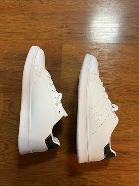 SHEIN White Low-Top Sneakers with Black Heel Detail